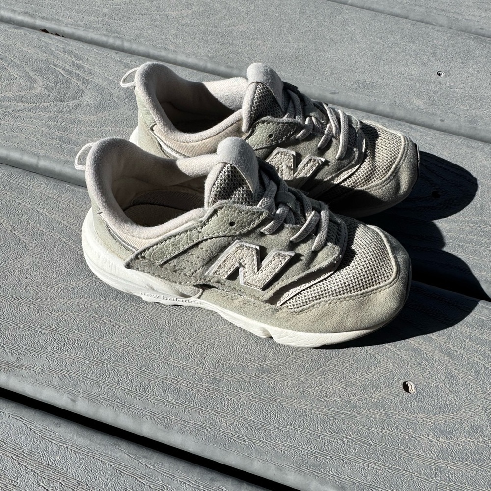 New Balance Kids Sneakers Size 10 Beige Neutral Lace Up Athletic Shoes